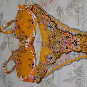 Savage X  Fenty Mod Poppy Unlined Lace Balconette Bra with Brazilian Panty Set